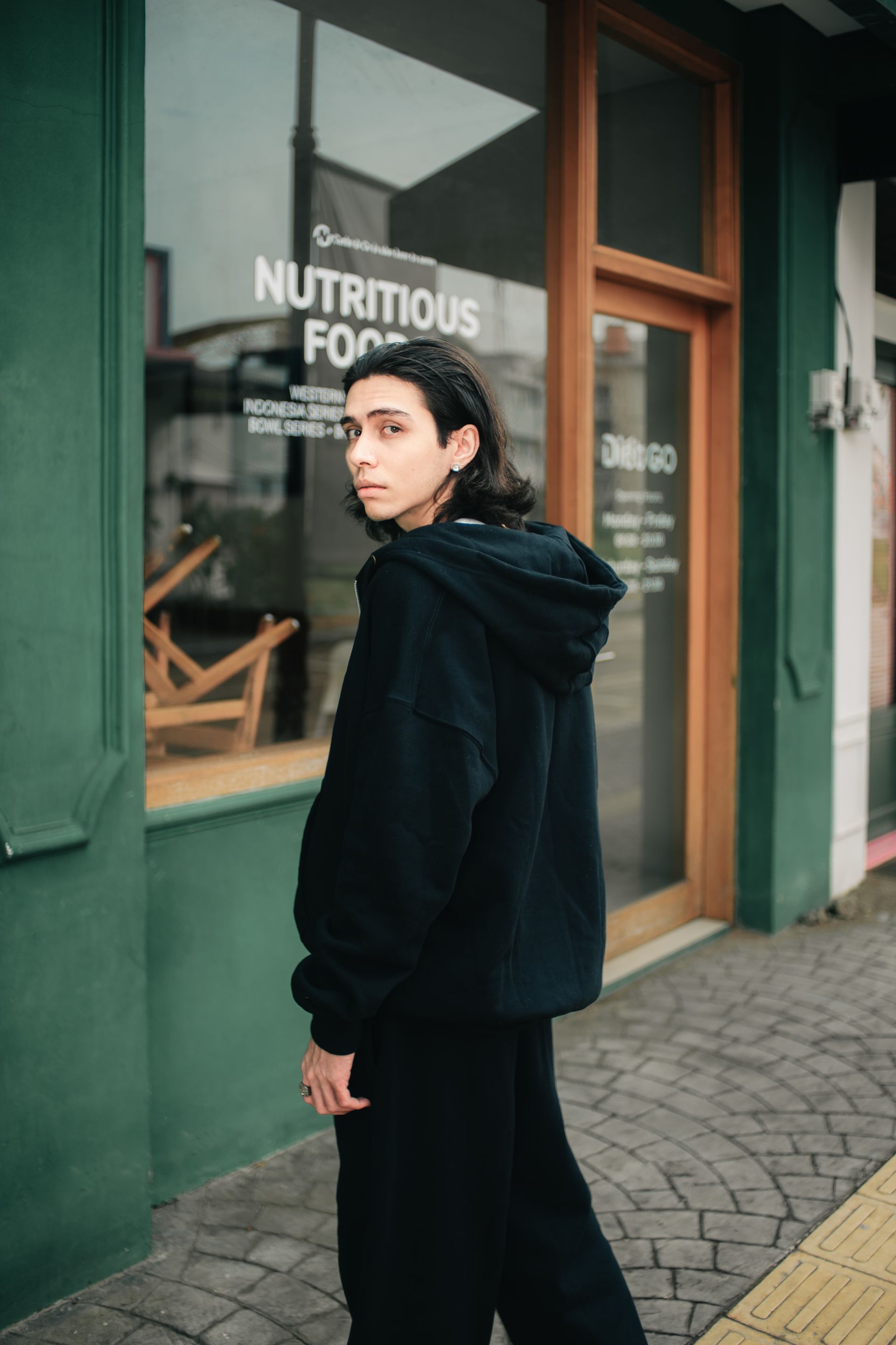OSSIDO streetwear - felpa nera in ambiente urbano